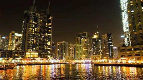 Dubai centro da cidade à noite refletida na água. Cidade à noite, cena panorâmica do centro da cidade refletida na água, Dubai. Dubai centro da noite com reflexão na água, design moderno da nova cidade — Fotografia de Stock