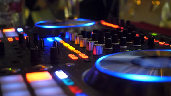Närbild av dj spelar partymusik på moderna cd USB-spelare i disco club - nattliv och underhållning koncept. DJ skivspelare konsolen mixer styra med två hand i nattklubb konsertscenen — Stockfoto