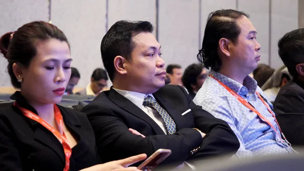 DUBAI, UAE - OCTOBER 12, 2017: World blockchain, Business group Listening To Presentation At Conference. Businesspeople Listening to Presentation — Stock Photo, Image