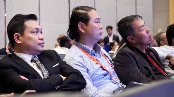 ДУБАЙ, ОАЭ - 12 ОКТЯБРЯ 2017: World blockchain, Business group Listening To Presentation At Conference. Бизнесмены слушают презентацию — стоковое фото