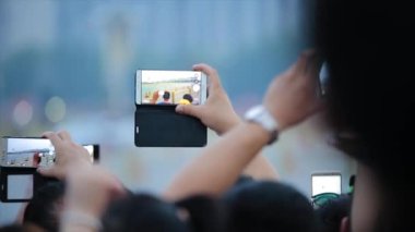 Turist alır bir akıllı telefon, ünlü bir dönüm noktası ve popüler bir turistik Çin, resimlerle arkadan görüntüleyin. Eller insan sokakta fotoğraf çekmek