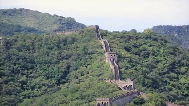 Grote muur van China in de zomer met mooie hemel. Beroemde grote muur van China, sectie Mutianyu, in de buurt van Beijing stad — Stockvideo