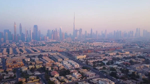 Bela vista aérea com praia de cima para o nascer do sol e da cidade edifícios skylines futuristas e infra-estrutura. Dubai, Emirados Árabes Unidos. Vista superior do Dubai ao nascer do sol . — Fotografia de Stock