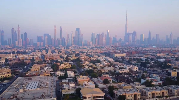 Hermosa vista aérea con playa desde la cima hasta el amanecer y edificios de skylines futuristas de la ciudad e infraestructura. Dubai, Emiratos Árabes Unidos. Vista superior de Dubai al amanecer . —  Fotos de Stock