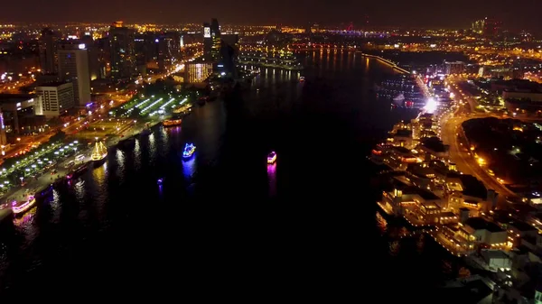 Fantástico horizonte noturno com arranha-céus iluminados. Vista elevada do centro de Dubai, Emirados Árabes Unidos. Viagem colorida. Bela vista da noite de Dubai com lanternas, o rio e vida noturna — Fotografia de Stock