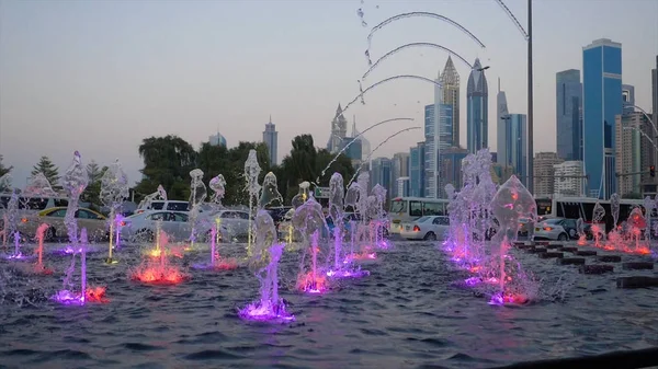 Belle fontaine à Dubaï au soir musique romantique, danse de l'eau, lumières colorées, station balnéaire de luxe, paysage urbain du soir — Photo