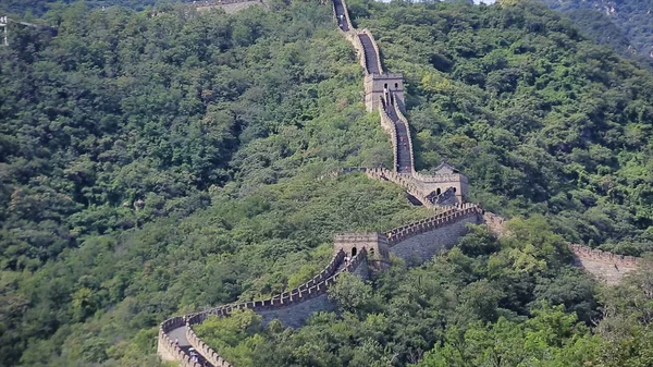 Σινικό Τείχος της Κίνας το καλοκαίρι με όμορφο ουρανό. Διάσημο Σινικό Τείχος της Κίνας, ενότητα Μασιάνου (Mutianyu), σε κοντινή πόλη Πεκίνο — Φωτογραφία Αρχείου