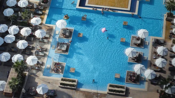 Vue de l'hôtel à Dubaï à la piscine et la plage avec l'océan, le sentiment incroyable. Le concept de voyage. Hôtels de luxe les meilleurs au monde à Dubaï — Photo