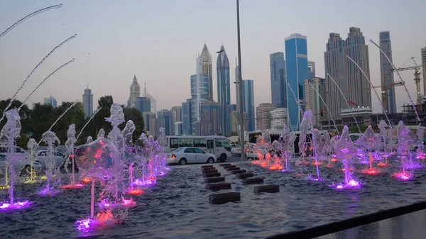 Fonte bonita em Dubai à noite música romântica, dança da água, luzes coloridas, resort de luxo, paisagem urbana da noite — Fotografia de Stock