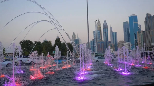 Muchas pequeñas fuentes de baile salpicaduras en el parque de verano Dubai. Pequeñas fuentes al aire libre para refrescarse en el verano —  Fotos de Stock