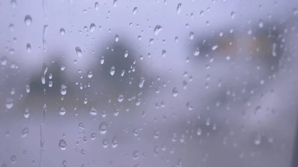 Sklo mokré kapky deště na promáčené okenní sklo, podzimní deštivé krajinu stírat. Dešťové kapky na okně před deštěm — Stock fotografie