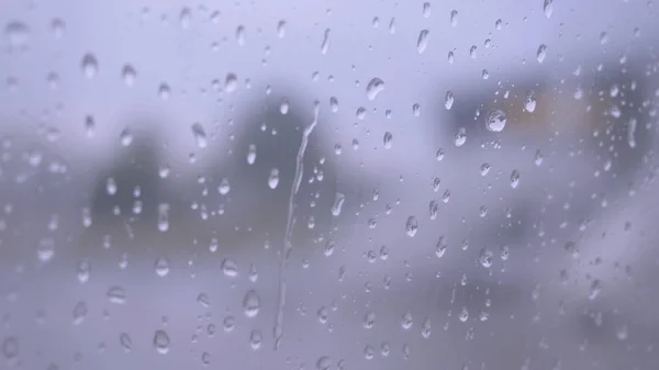 Sklo mokré kapky deště na promáčené okenní sklo, podzimní deštivé krajinu stírat. Dešťové kapky na okně před deštěm — Stock fotografie