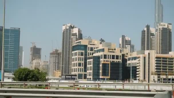 Emirados Árabes Unidos, Dubai - outubro de 2017: Bela arquitetura moderna Dubai, conceito de viagem. Vista da cidade do carro. Vista do interior do carro nas ruas de Dubai — Vídeo de Stock