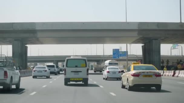 Emirati Arabi Uniti, Dubai - ottobre 2017: veduta della città dall'auto. Vista dall'interno della macchina per le strade di Dubai, l'uomo al volante di una macchina in una giornata calda — Video Stock