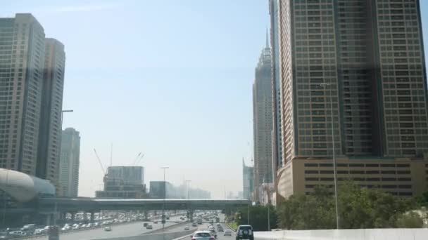 Ηνωμένα Αραβικά Εμιράτα, Dubai - Οκτωβρίου 2017: Όμορφη μοντέρνα αρχιτεκτονική Ντουμπάι, ταξιδεύουν έννοια. Άποψη της πόλης από το αυτοκίνητο. Θέα από το εσωτερικό των αυτοκινήτων στους δρόμους του Ντουμπάι — Αρχείο Βίντεο