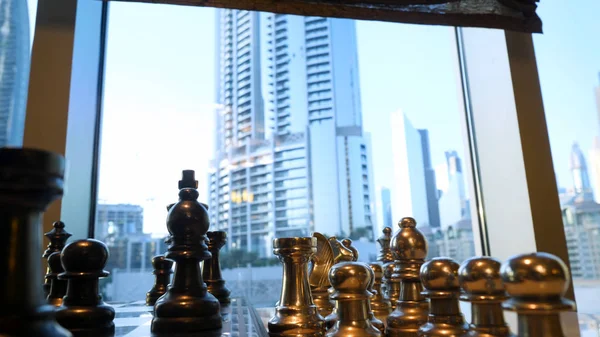 검정색과 금색 체스 마천루 배경으로 시 조 닫습니다. 도시 배경으로 체스 게임에서 사업 전략 형성 — 스톡 사진