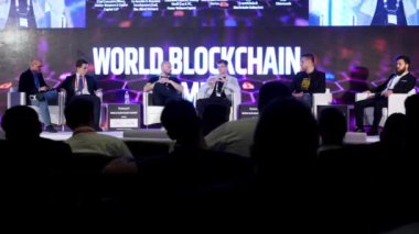 Dubai, Birleşik Arap Emirlikleri - 12 Ekim 2017: Dünya blockchain, hoparlörler vererek iş toplantısında bir konuşma. Konferans salonunun seyirci. İşletme ve Girişimcilik. Hoparlörler iş Konferansı'nda