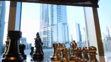 Siyah ve altın satranç gökdelen arka plan ile şehir manzarası ile kapatın. İş şehir arka plan ile satranç oyununda stratejik oluşumu