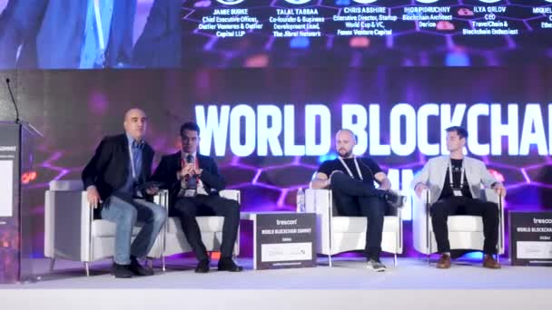 ДУБАЙ, ОАЭ - 12 ОКТЯБРЯ 2017: Всемирная блокчейн, спикеры выступают на деловой встрече. Зрители в конференц-зале. Бизнес и предпринимательство. Докладчики на бизнес-конференции — стоковое видео