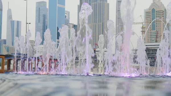 Fuente de la ciudad. Fuente en el parque de la ciudad en el caluroso día de verano. arroyo de agua, gotas y brillantes salpicaduras de agua en la hermosa fuente de la ciudad. Flujos brillantes de agua con gas en la fuente de la ciudad. Bailar —  Fotos de Stock