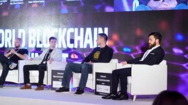 Hong Kong, Çin - 11 Aralık 2017: Konferans salonunun seyirci. Konferansta sunum dinlerken seyirci. Hoparlör iş toplantısında bir konuşma vermek. Seyirciler arasında konferans salonu.