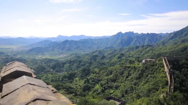 Panorama van Chinese grote muur met natuur landschap-achtergrond. Great China wall, hiking route rond Simatai sectie, een van de meest indrukwekkende en minder toeristische deel van de grote muur. — Stockvideo