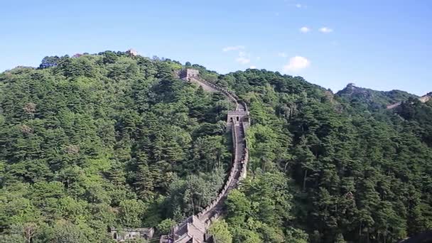 Panorama av kinesisk stor mur med naturlandskapsbakgrunn. Kinas store mur, turvei rundt Simatai-seksjonen, en av de mest imponerende og mindre turistiske delene av Den kinesiske mur . – stockvideo