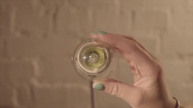 Cinemagraph - el tungsten ampul üzerinde yakın döner. Parlayan ampul kadar kapatın. Tuğla duvar arka plan üzerinde fikir kavramı.