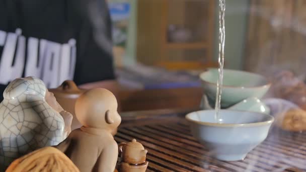 Cinemagraph - Pouring hot water into the teeapot with tea. Залить здоровый зеленый чай. Процесс варки чая, чайная церемония , — стоковое видео