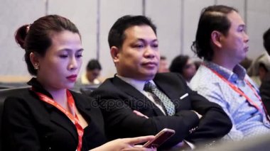 Dubai, Birleşik Arap Emirlikleri - 12 Ekim 2017: Dinleme için sunum adlı konferans grup Dünya blockchain, iş. Sunuya dinleme iş adamları