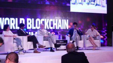 Dubai, Birleşik Arap Emirlikleri - 12 Ekim 2017: Dünya blockchain, hoparlörler vererek iş toplantısında bir konuşma. Konferans salonunun seyirci. İşletme ve Girişimcilik. İş toplantısında hoparlörler ve