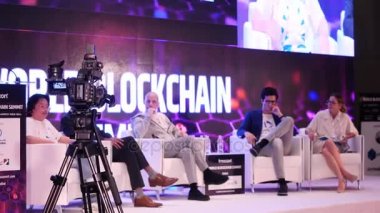 Dubai, Birleşik Arap Emirlikleri - 12 Ekim 2017: Dünya blockchain, hoparlörler vererek iş toplantısında bir konuşma. Konferans salonunun seyirci. İşletme ve Girişimcilik. İş toplantısında hoparlörler ve
