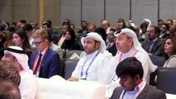 Dubai, Birleşik Arap Emirlikleri - 12 Mayıs 2017: Dubai Dünya Ticaret Merkezi. Konferans ve Kongre. Uluslararası Konferans ortaklık çeşitlilik insanlarla konuşmak — Stok video