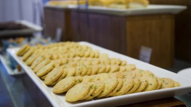 Galletas en plato blanco. Placa de galletas de mantequilla marroquí sobre fondo blanco — Vídeos de Stock