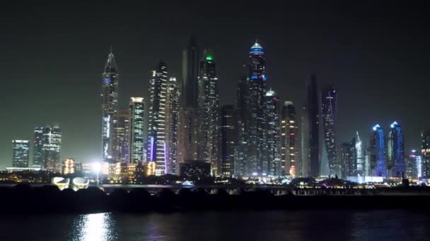 Dubai downtown på natten återspeglas i vatten. Staden på natten, panoramautsikt över scen av downtown återspeglas i vatten, Dubai. Dubai downtown på natten med reflektion i vatten, modern design av nya staden — Stockvideo