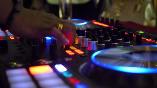 Gros plan de dj jouer de la musique de fête sur lecteur USB cd moderne dans le club disco - Vie nocturne et concept de divertissement. DJ table tournante console mixer contrôle avec deux mains dans la scène de boîte de nuit de concert — Video