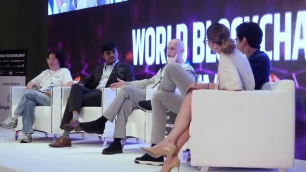 DUBAI, Emiratos Árabes Unidos - 12 de octubre de 2017: blockchain mundial, conferencistas dando una charla en la reunión de negocios. Público en la sala de conferencias. Negocios y Emprendimiento. Ponentes en la Conferencia de Negocios y — Vídeo de stock