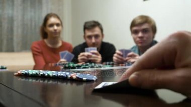 Arkadaşlar evde poker oynamaya. Ev partisi poker, man kartları arıyorum