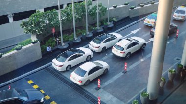 Üstten Görünüm araba park alanı modern binada dışında. Üstten Görünüm otopark dışında araba