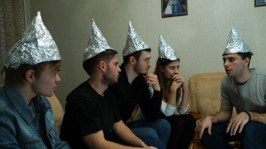 Arkadaşlar folyo evin kafasına. Arkadaşlar dünya dışı uygarlıklar onların fikirlerini dinleme hakkında toplama