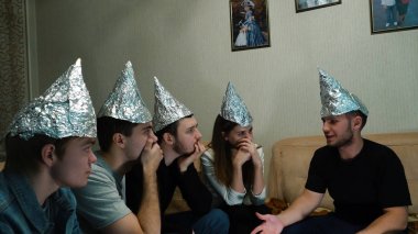 Arkadaşları için düşüncelerini korkuyorsun ve folyo fikrini dünya dışı uygarlıklar korumak için başının üstüne koy. UFO insanların düşüncelerini okuma ve folyo onları bunun izin vermez