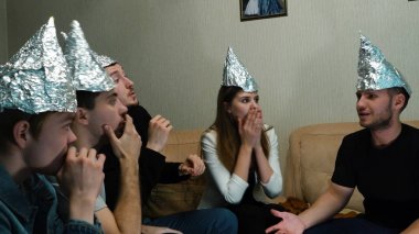 Arkadaşları için düşüncelerini korkuyorsun ve folyo fikrini dünya dışı uygarlıklar korumak için başının üstüne koy. UFO insanların düşüncelerini okuma ve folyo onları bunun izin vermez