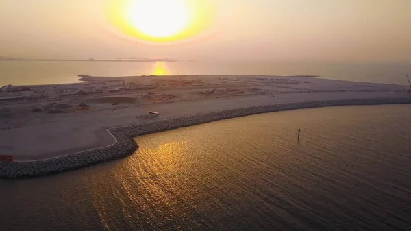 Luchtfoto van Dubai seaport, Verenigde Arabische Emiraten. Bovenaanzicht van de aanleg van een haven van de water in Dubai bij zonsondergang — Stockfoto