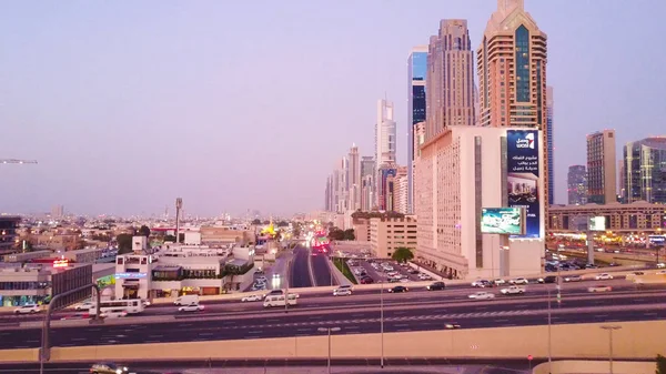 DUBAI, Emirados Árabes Unidos - Outubro de 2017: Traffic Jam at Sheikh Zayed Road in Dubai. Quinta-feira e sexta-feira as noites são as mais movimentadas em Dubai, pois é o último dia da semana de trabalho e também o fim de semana para a maioria — Fotografia de Stock