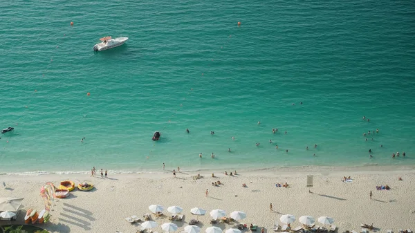 Spiaggia estiva con persone e acqua turchese oceano dalla vista dall'alto. Spiaggia in una giornata di sole a Dubai vista dall'alto — Foto Stock
