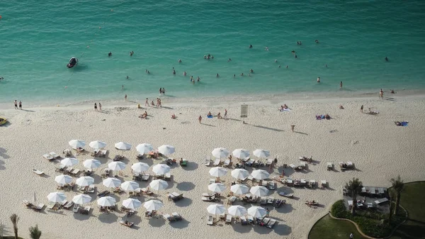 Вид из отеля в Дубае на бассейн и пляж с океаном, невероятное ощущение. Концепция путешествия. Лучшие в мире роскошные отели в Дубае — стоковое фото