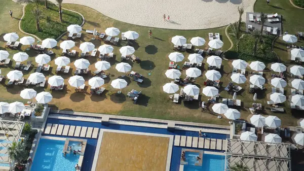Вид из отеля в Дубае на бассейн и пляж с океаном, невероятное ощущение. Концепция путешествия. Лучшие в мире роскошные отели в Дубае — стоковое фото
