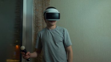 Teknoloji, oyun, eğlence ve insan kavramı-sanal gerçeklik kulaklık veya 3D gözlük video oyunu oynarken mutlu genç adam. Genç adam evde VR gözlük oynarken