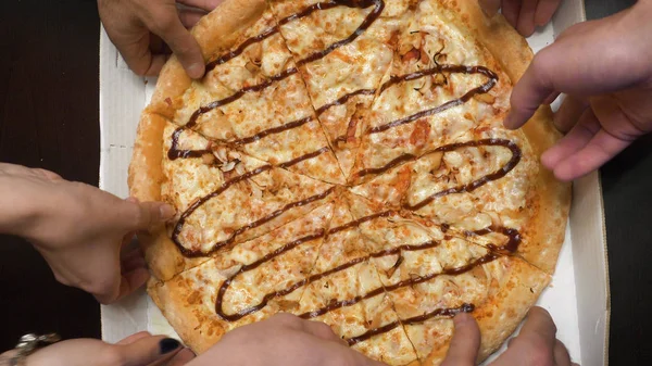 Крупним планом людей Руки беруть Склянки Піци. Крупним планом людей Руки беруть Скибочки Піци Пепероні. Друзі переглядають піцу зверху — стокове фото