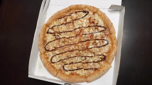 Szczelnie-do góry ręce osób biorąc plasterki pizzy. Szczelnie-do góry ręce osób biorąc plasterki pizzy Pepperoni. Znajomi biorą pizza widok z góry — Wideo stockowe